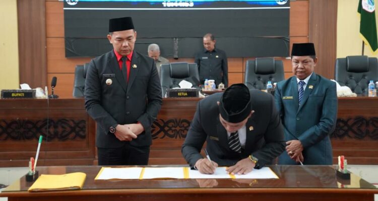 Pengesahan 3 Raperda Hak Inisiatif DPRD Kapuas Hulu menjadi Perda. (Foto: Ishaq)