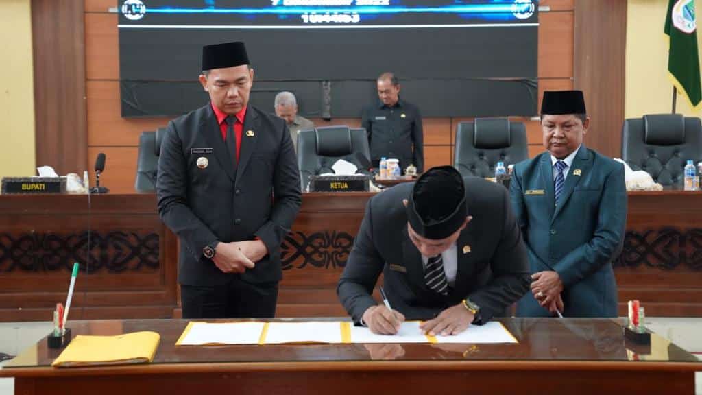 Pengesahan 3 Raperda Hak Inisiatif DPRD Kapuas Hulu menjadi Perda. (Foto: Ishaq)