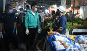Wali Kota Pontianak, Edi Rusdi Kamtono saat meninjau pasar tradisional beberapa waktu lalu. (Foto: Prokopim For KalbarOnline.com)