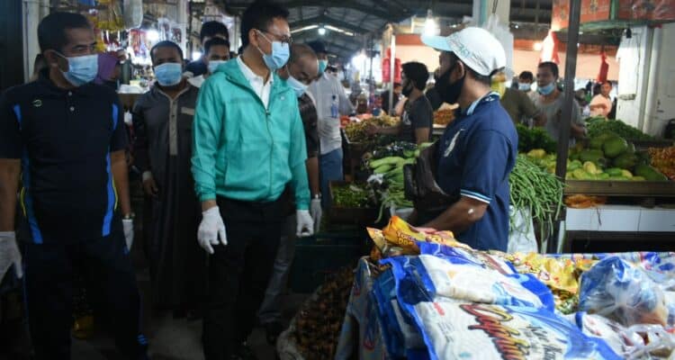 Wali Kota Pontianak, Edi Rusdi Kamtono saat meninjau pasar tradisional beberapa waktu lalu. (Foto: Prokopim For KalbarOnline.com)