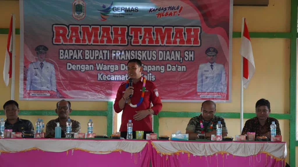 Bupati Kapuas Hulu, Fransiskus Diaan memberikan pengarahan dalam kegiatan kunker ke Desa Tapang Da’an, Kecamatan Kalis, Jumat (09/12/2022). (Foto: Ishaq)