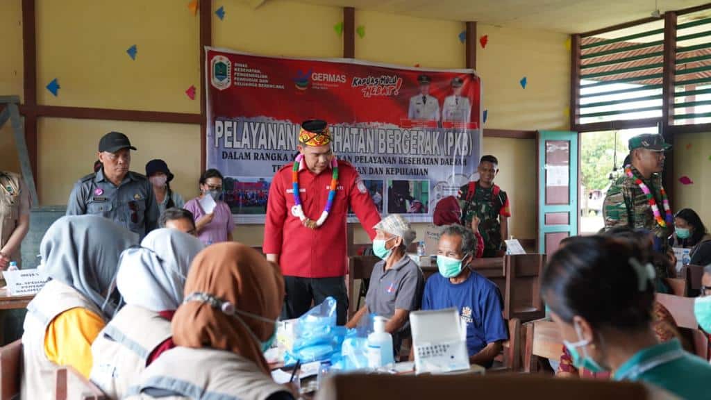Bupati Kapuas Hulu, Fransiskus Diaan meninjau pengobatan gratis kepada masyarakat saat kunker ke Desa Tapang Da’an, Kecamatan Kalis, Jumat (09/12/2022). (Foto: Ishaq)