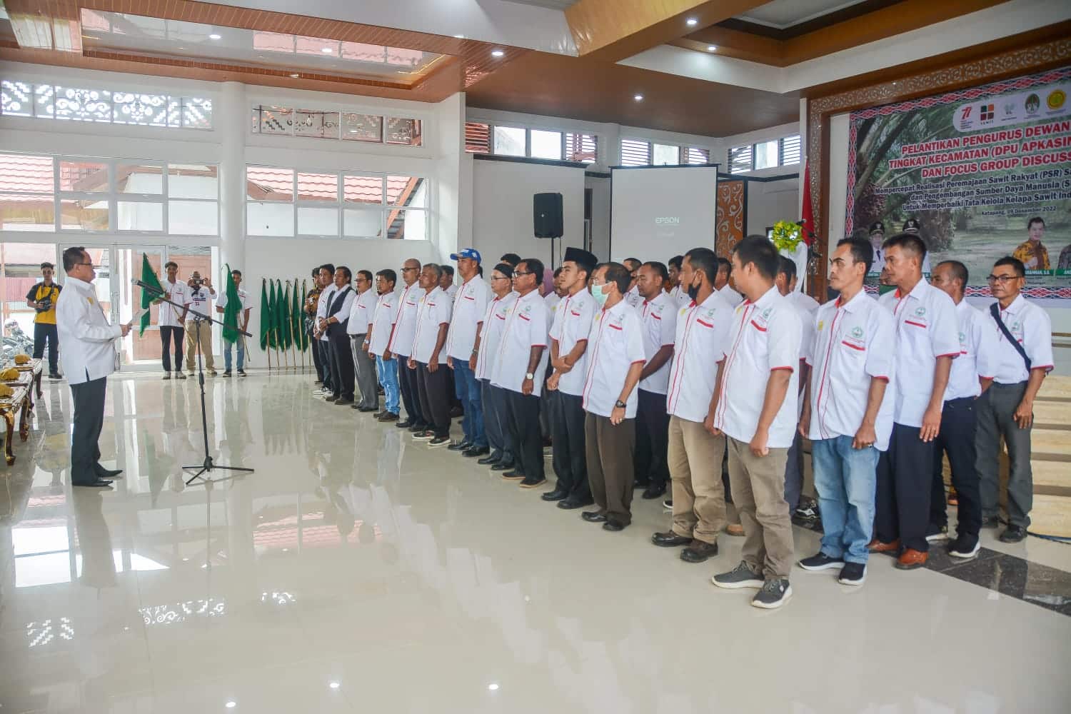 Pelantikan 12 Dewan Pimpinan Unit (DPU) Apkasindo Perjuangan tingkat kecamatan se-Kabupaten Ketapang, Jumat (09/12/2022). (Foto: Adi LC)