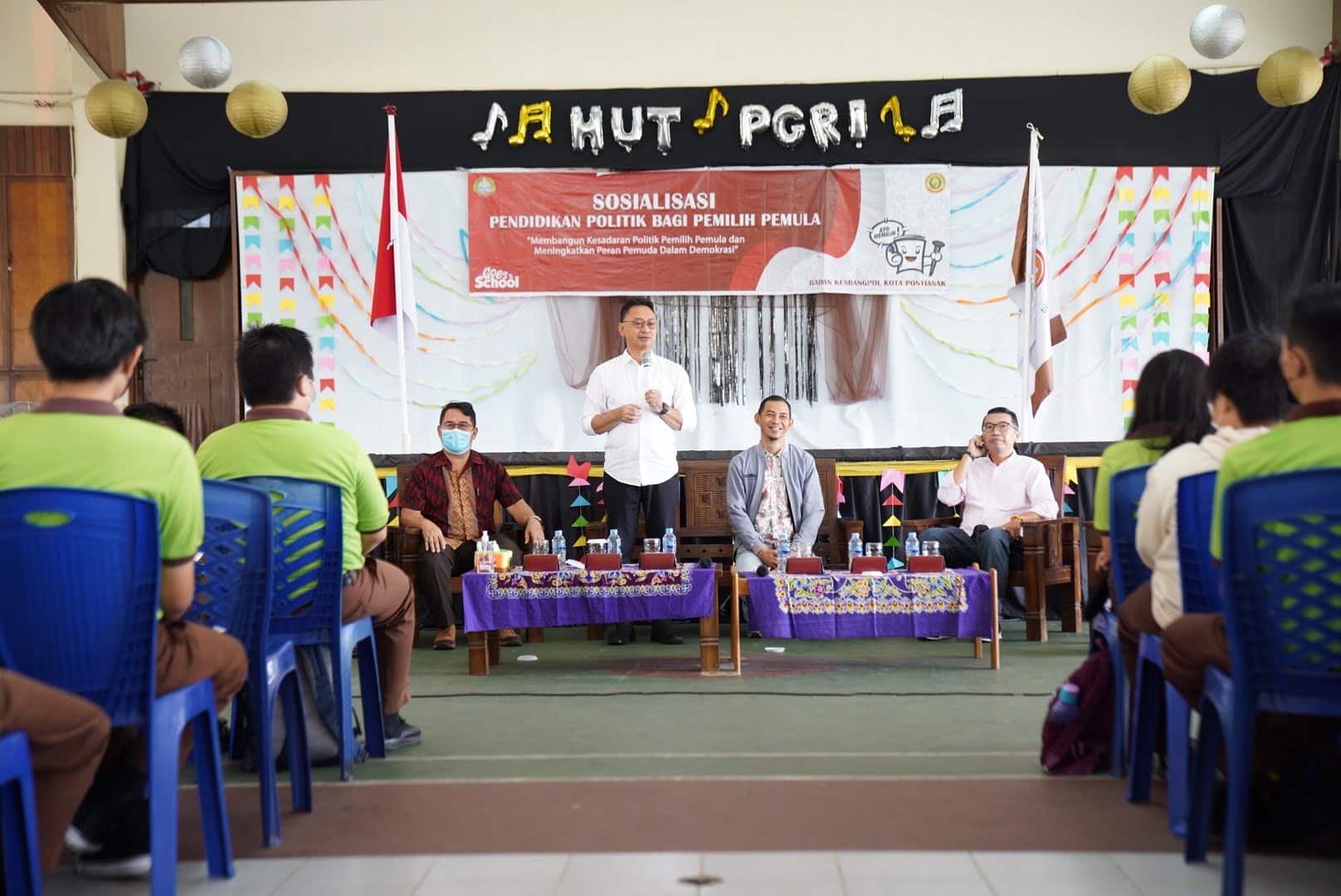 Wali Kota Pontianak, Edi Rusdi Kamtono menyampaikan sosialisasi pendidikan politik pemilih pemula di SMA Gembala Baik. (Prokopim For KalbarOnline.com)
