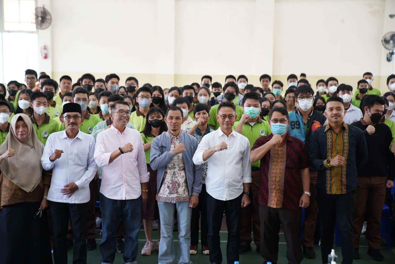 Wali Kota Pontianak, Edi Rusdi Kamtono berfoto bersama peserta sosialisasi pendidikan politik pemilih pemula di SMA Gembala Baik. (Prokopim For KalbarOnline.com)