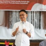 Wali Kota Pontianak, Edi Rusdi Kamtono menyampaikan sosialisasi pendidikan politik pemilih pemula di SMA Gembala Baik. (Prokopim For KalbarOnline.com)