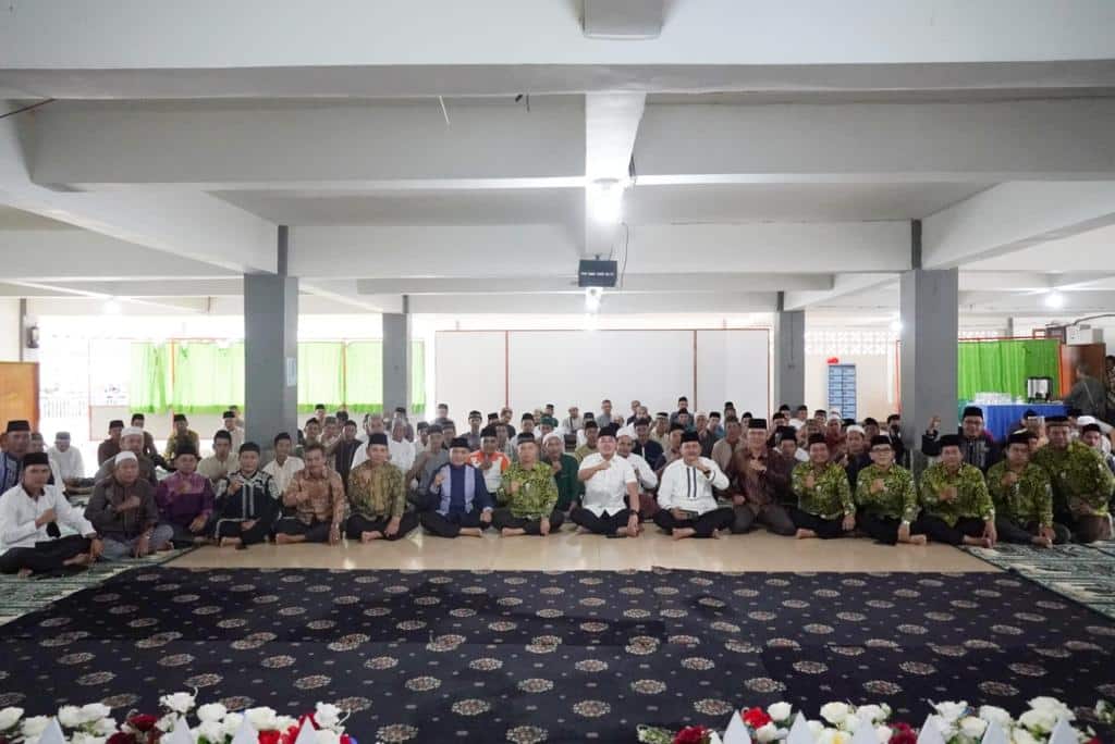 Para jemaah dan peserta pelatihan imam, khatib, muadzin dan bilal di Masjid Siratul Jannah Putussibau Selatan. (Foto: Ishaq)