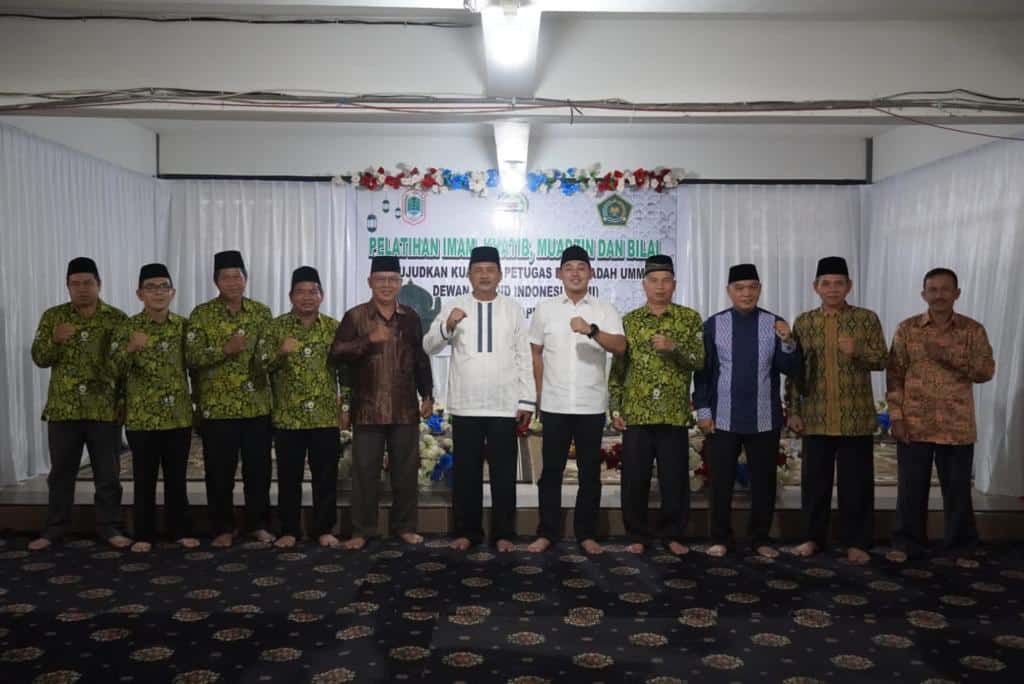 Wakil Bupati Kapuas, Wahyudi Hidayat berfoto bersama di sela-sela acara pembukaan pelatihan imam, khatib, muadzin dan bilal di Masjid Siratul Jannah Putussibau Selatan. (Foto: Ishaq)