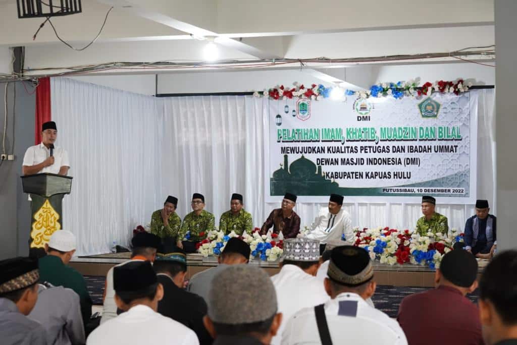 Wakil Bupati Kapuas, Wahyudi Hidayat memberikan kata sambutan dalam acara pembukaan pelatihan imam, khatib, muadzin dan bilal di Masjid Siratul Jannah Putussibau Selatan. (Foto: Ishaq)