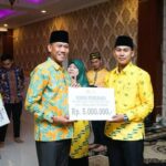 Wabup Ketapang, Farhan memberikan bonus secara simbolis kepada para peserta tuan rumah MTQ XXX tingkat Provinsi Kalbar. (Foto: Adi LC)