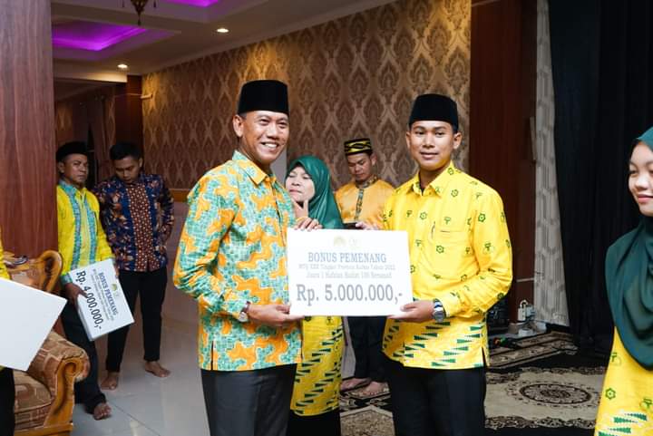 Wabup Ketapang, Farhan memberikan bonus secara simbolis kepada para peserta tuan rumah MTQ XXX tingkat Provinsi Kalbar. (Foto: Adi LC)