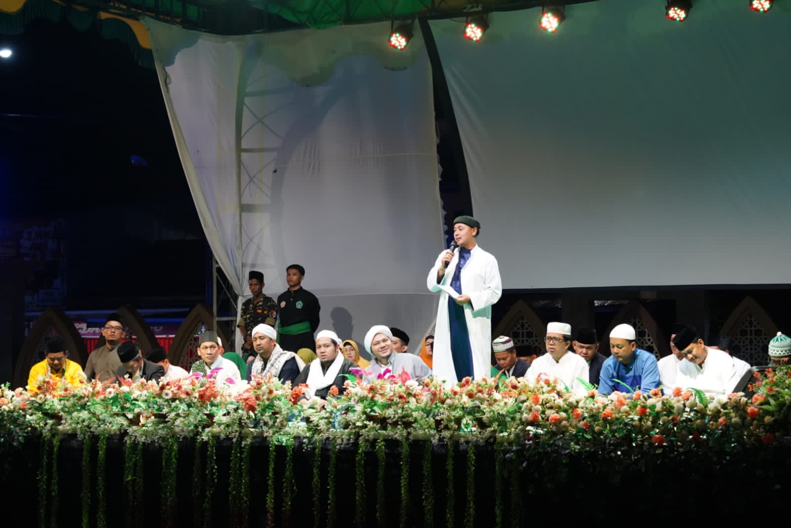 Wakil Bupati Kapuas Hulu, Wahyudi Hidayat memberikan kata sambutan pada acara Kapuas Hulu Bersholawat, di Masjid Agung Darunnajah, Putussibau Kota, Kecamatan Putussibau Utara, Minggu (11/12/2022) malam. (Foto: Ishaq)