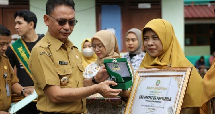 Wali Kota Pontianak, Edi Rusdi Kamtono menyerahkan piagam penghargaan Adiwiyata bagi sekolah-sekolah yang dinilai memenuhi kriteria penilaian. (Foto: Prokopim/Kominfo For KalbarOnline.com)