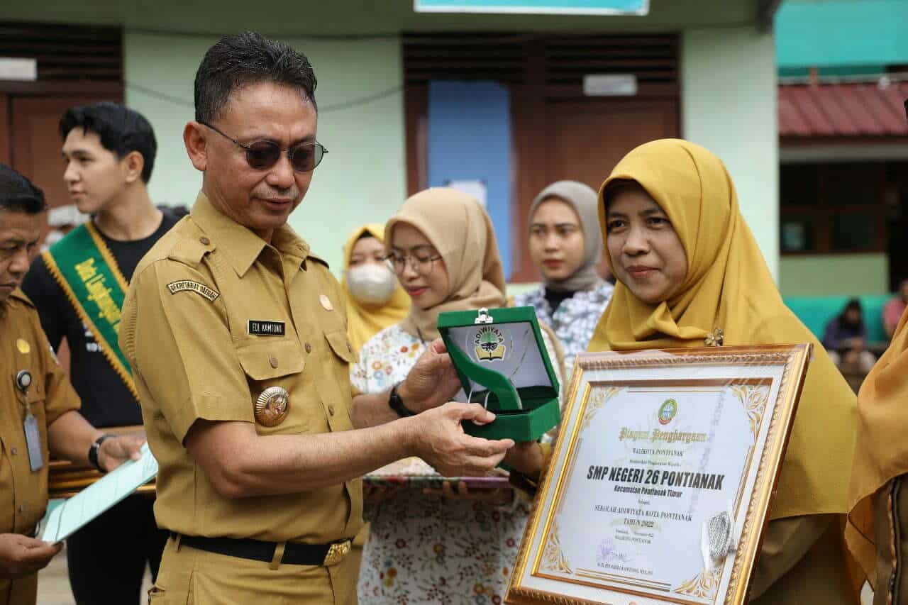 Wali Kota Pontianak, Edi Rusdi Kamtono menyerahkan piagam penghargaan Adiwiyata bagi sekolah-sekolah yang dinilai memenuhi kriteria penilaian. (Foto: Prokopim/Kominfo For KalbarOnline.com)