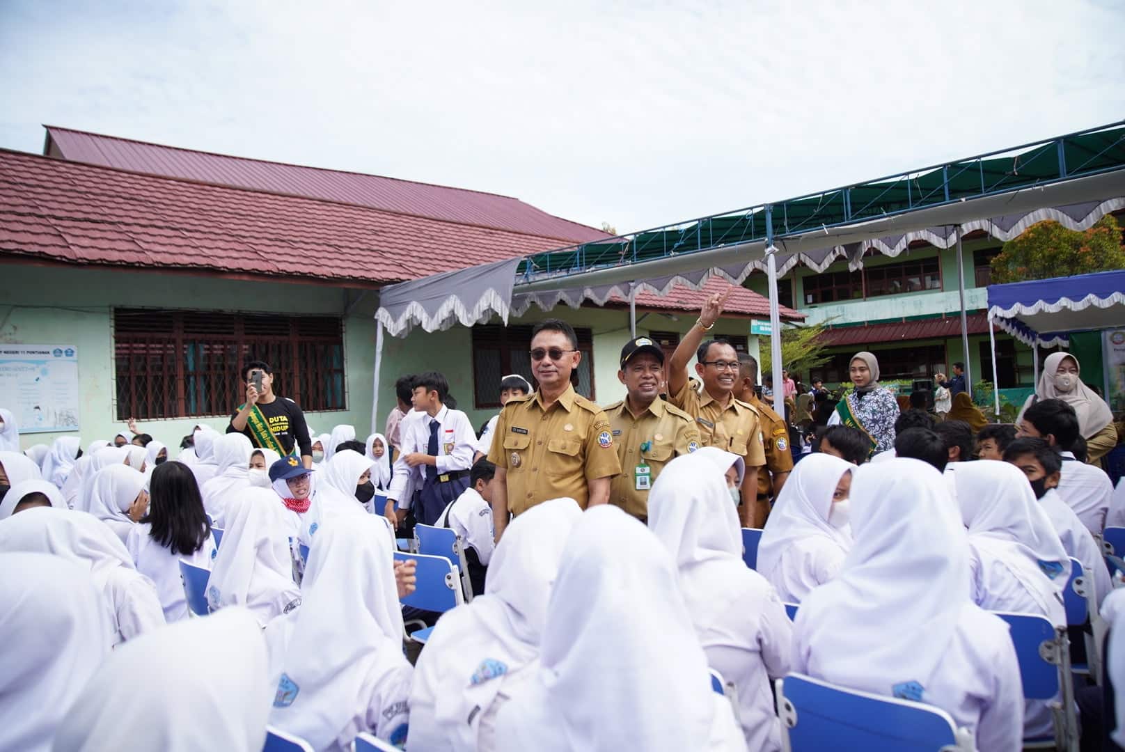 Wali Kota Pontianak, Edi Rusdi Kamtono menghampiri siswa-siswi SMP yang hadir pada penyerahan penghargaan Adiwiyata 2022. (Foto: Prokopim/Kominfo For KalbarOnline.com)