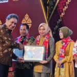 Kepala Disdikbud Provinsi Kalbar, Rita Hastarita menerima sertifikat WBTb tahun 2022 dari Dirjen Kebudayaan, Hilmar Farid pada Malam Apresiasi Kebudayaan Tahun 2022, di Plaza Insan Berprestasi, Kemendikbudristek RI, Jakarta, Jumat (09/12/2022). (Foto: Biro Adpim For KalbarOnline.com)