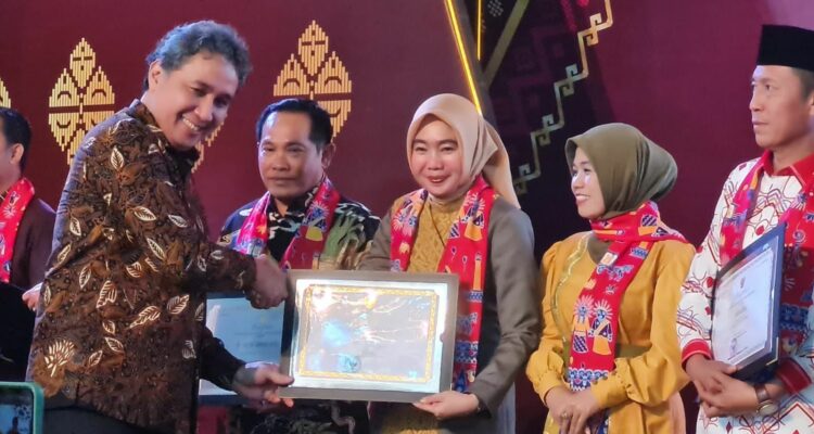 Kepala Disdikbud Provinsi Kalbar, Rita Hastarita menerima sertifikat WBTb tahun 2022 dari Dirjen Kebudayaan, Hilmar Farid pada Malam Apresiasi Kebudayaan Tahun 2022, di Plaza Insan Berprestasi, Kemendikbudristek RI, Jakarta, Jumat (09/12/2022). (Foto: Biro Adpim For KalbarOnline.com)