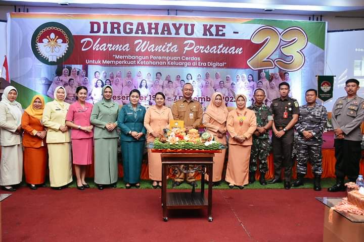 Sekda Ketapang, Alexander Wilyo menghadiri peringatan HUT DWP Kabupaten Ketapang ke-23 tahun 2022, di Ballroom Hotel Borneo Ketapang. (Foto: Adi LC)