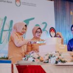 Pemotongan kue HUT ke-23 Dharma Wanita Persatuan (DWP) tahun 2022, di Pendopo Gubernur, Selasa (13/12/2022). (Foto: Biro Adpim For KalbarOnline.com)