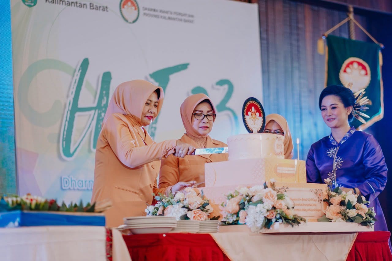 Pemotongan kue HUT ke-23 Dharma Wanita Persatuan (DWP) tahun 2022, di Pendopo Gubernur, Selasa (13/12/2022). (Foto: Biro Adpim For KalbarOnline.com)
