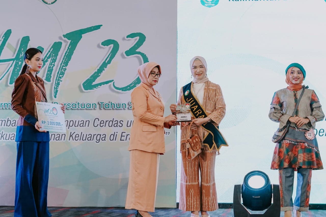 Penasehat DWP Kalbar, Lismaryani Sutarmidji menyerahkan hadiah kepada pemenang lomba, pada puncak peringatan Hari Ulang Tahun (HUT) ke-23 DWP tahun 2022, di Pendopo Gubernur, Selasa (13/12/2022). (Foto: Biro Adpim For KalbarOnline.com)