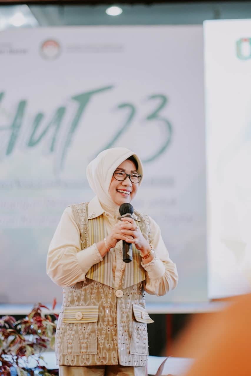 Penasehat DWP Kalbar, Lismaryani Sutarmidji memberikan pengarahan pada puncak peringatan Hari Ulang Tahun (HUT) ke-23 DWP tahun 2022, di Pendopo Gubernur, Selasa (13/12/2022). (Foto: Biro Adpim For KalbarOnline.com)