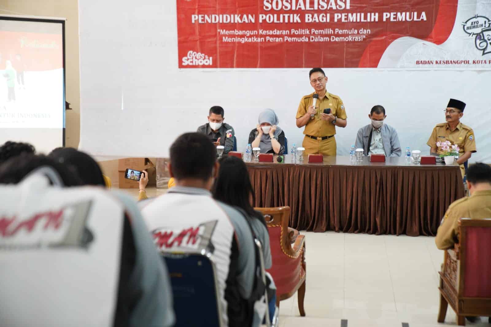 Wali Kota Pontianak, Edi Rusdi Kamtono membuka kegiatan pendidikan politik bagi pemilih pemula di SMAN 1 Pontianak. (Foto: Kominfo/Prokopim For KalbarOnline.com)