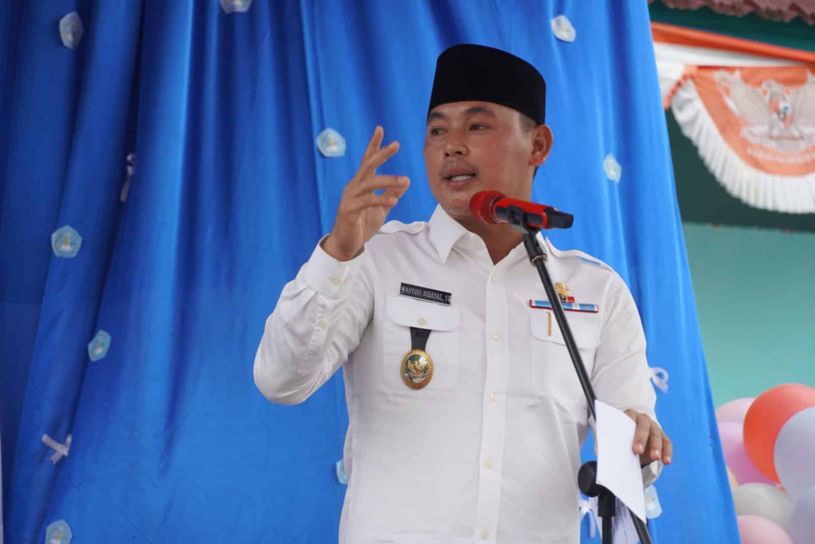 Wakil Bupati Kapuas Hulu, Wahyudi Hidayat memberikan kata sambutan dalam acara Expo dan Aksi Nyata P5 di SMAN 1 Putussibau. (Foto: Ishaq)