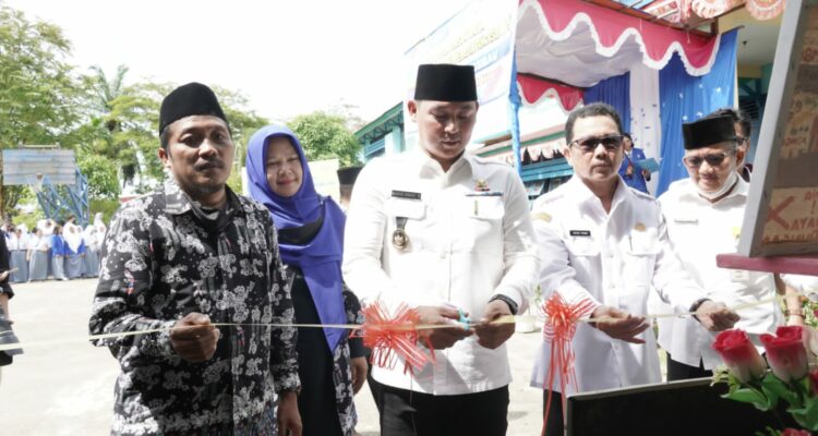 Wakil Bupati Kapuas Hulu, Wahyudi Hidayat hadir di SMAN 1 Putussibau dalam rangka membuka acara Expo dan Aksi Nyata P5 SMAN 1 Putussibau. (Foto: Ishaq)