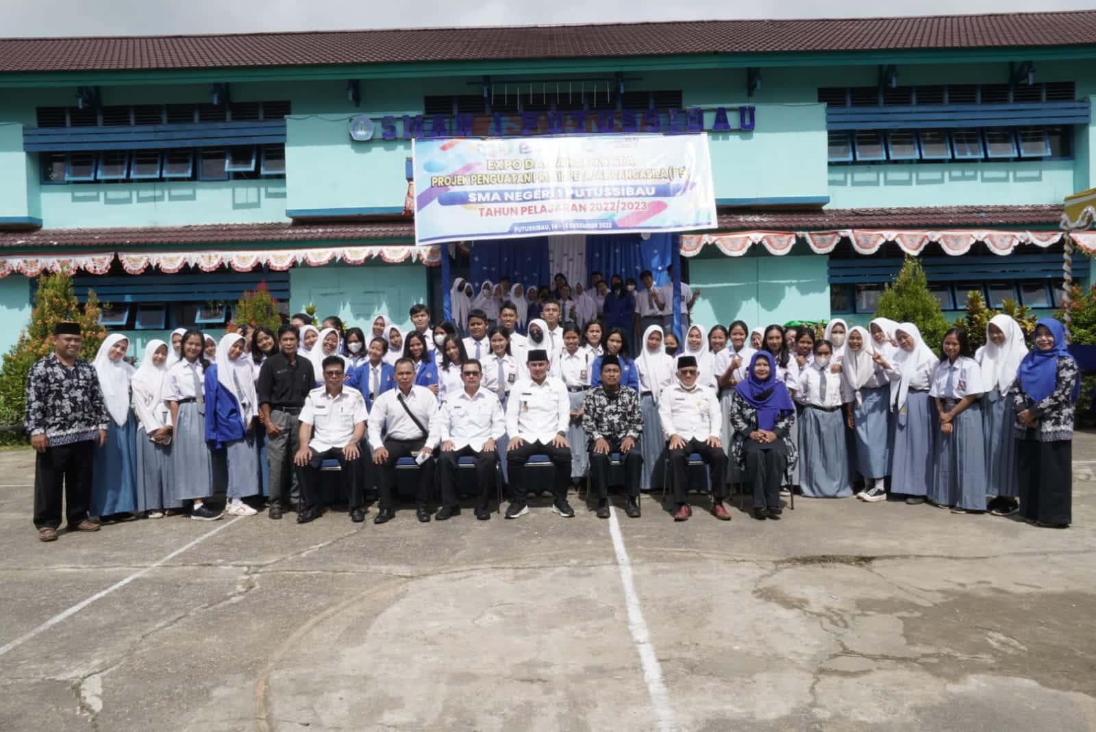 Wakil Bupati Kapuas Hulu, Wahyudi Hidayat berfoto besama para guru dan murid SMAN 1 Putussibau. (Foto: Ishaq)