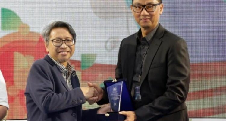 Direktur Utama PLN, Darmawan Prasodjo menerima penghargaan dari Kemenkeu RI. (PLN For KalbarOnline.com)