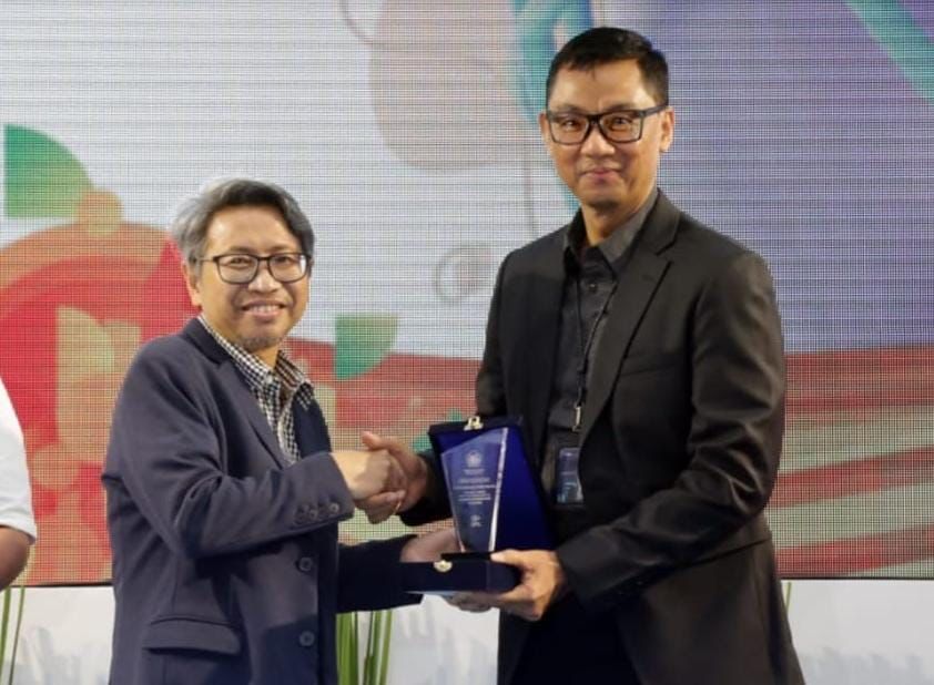 Direktur Utama PLN, Darmawan Prasodjo menerima penghargaan dari Kemenkeu RI. (PLN For KalbarOnline.com)