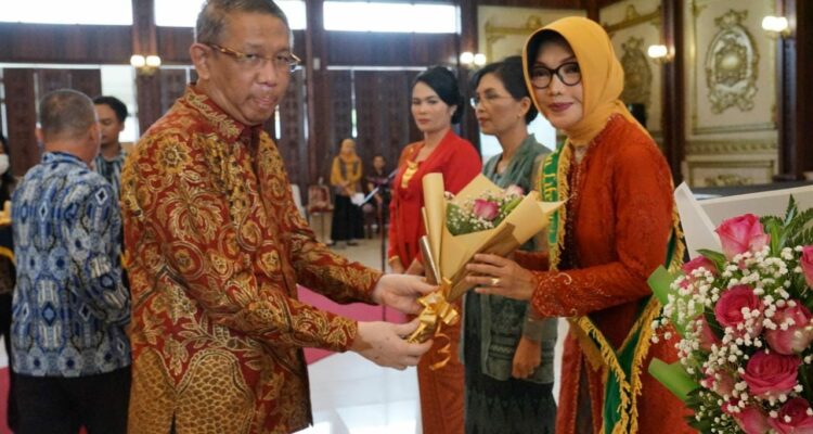 Gubernur Kalbar Sutarmidji menyerahkan buket bunga kepada Bunda Literasi Kota Pontianak, Yanieta Arbiastutie Kamtono. (Foto: Prokopim For KalbarOnline.com)
