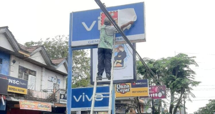 Petugas TPPD Kota Pontianak menyegel sejumlah reklame yang belum membayar pajak. (Foto: Prokopim For KalbarOnline.com)