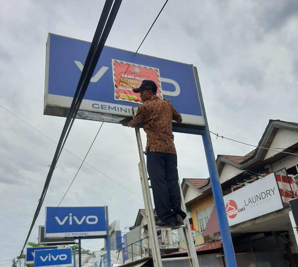 Petugas TPPD Kota Pontianak menyegel sejumlah reklame yang belum membayar pajak. (Foto: Prokopim For KalbarOnline.com)