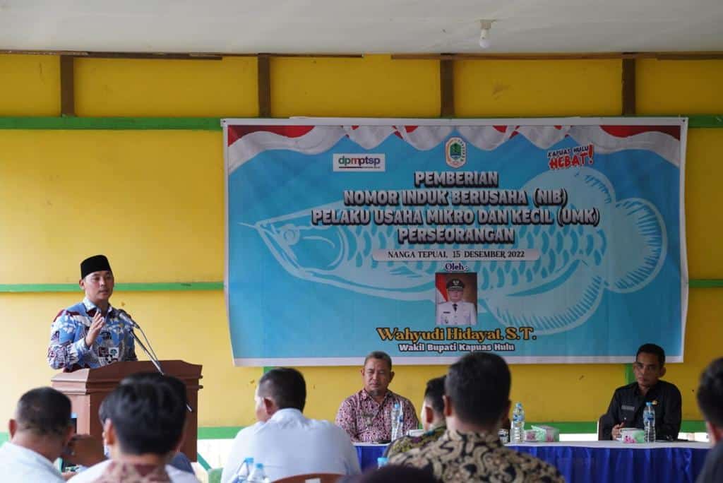 Wakil Bupati Kapuas Hulu, Wahyudi Hidayat memberikan kata sambutan dalam acara "Pemberian NIB Bagi Pelaku Usaha Mikro/Kecil Perseorangan" di Kecamatan Hulu Gurung. (Foto: Ishaq)