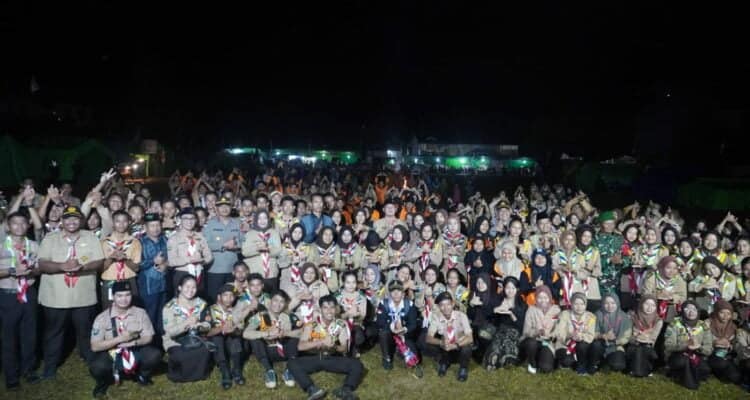 Wakil Bupati Kapuas Hulu, Wahyudi Hidayat berfoto bersama dalam acara penutupan Perkemahan Wirakarya Cabang (PWC) Dusun Buak Mau, Desa Buak Limbang, Kecamatan Pengkadan, Kamis (15/12/2022) malam. (Foto: Ishaq)