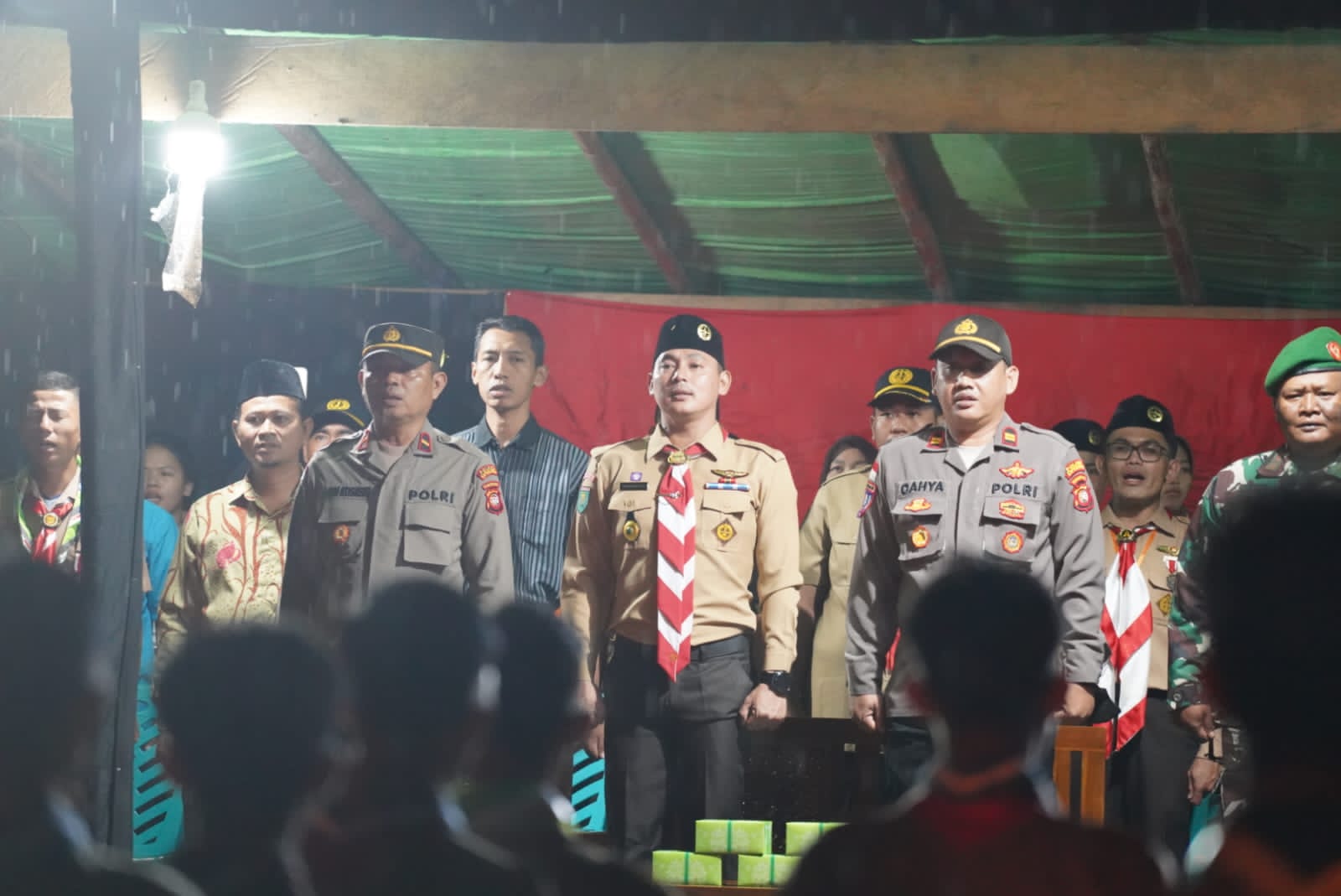 Wakil Bupati Kapuas Hulu, Wahyudi Hidayat menghadiri acara penutupan Perkemahan Wirakarya Cabang (PWC) Dusun Buak Mau, Desa Buak Limbang, Kecamatan Pengkadan, Kamis (15/12/2022) malam. (Foto: Ishaq)