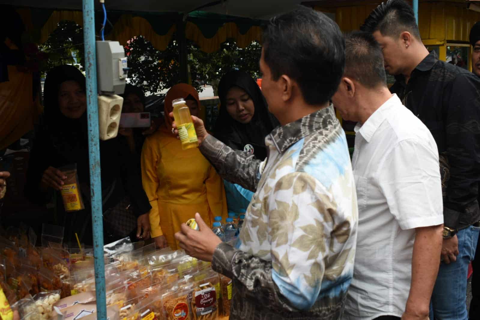 Wakil Wali Kota Pontianak, Bahasan melihat produk-produk UMKM yang dijual pada stand-stand pameran Pontianak Fashion Carnaval. (Foto: Prokopim For KalbarOnline.com)