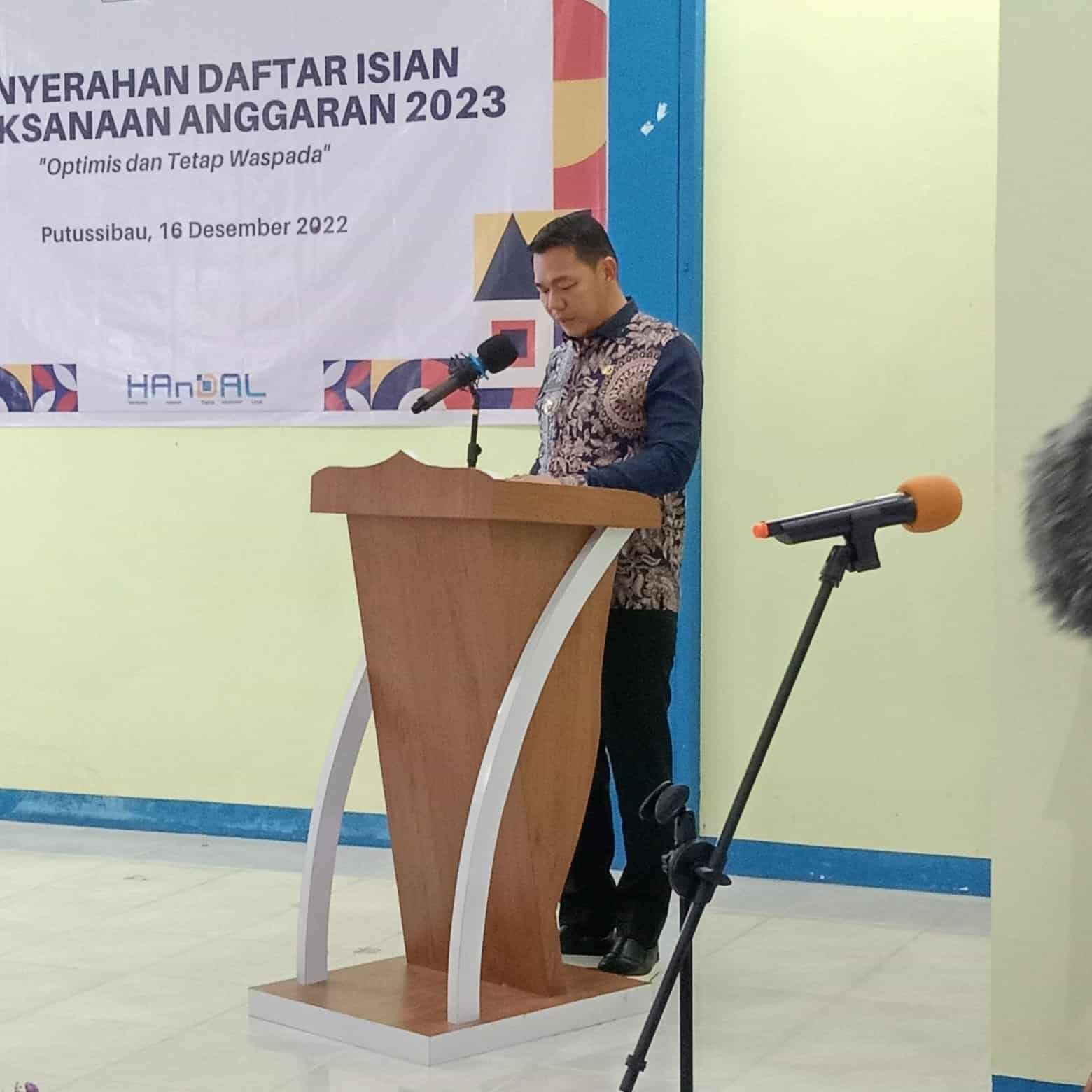Bupati Kapuas Hulu, Fransiskus Diaan memberikan kata sambutan pada acara penyerahan Dipa kepada instansi vertikal yang ada di Kabupaten Kapuas Hulu, Jumat (16/12/2022). (Foto: Ishaq)