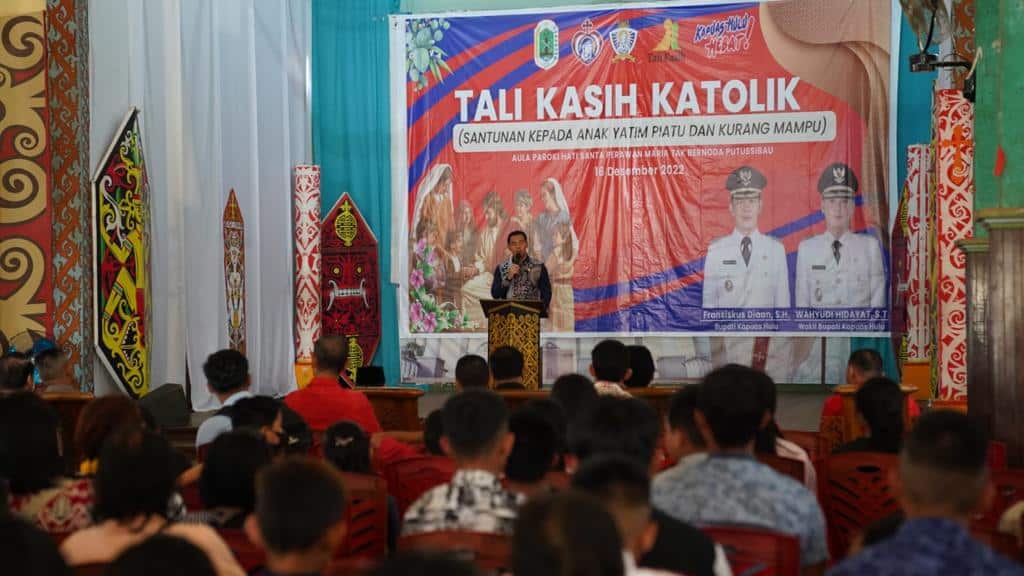 Bupati Kapuas Hulu, Fransiskus Diaan memberikan kata sambutan dalam acara penyaluran santunan kepada 718 anak yatim piatu dan kaum papa Katolik, Jumat (16/12/2022). (Foto: Ishaq)