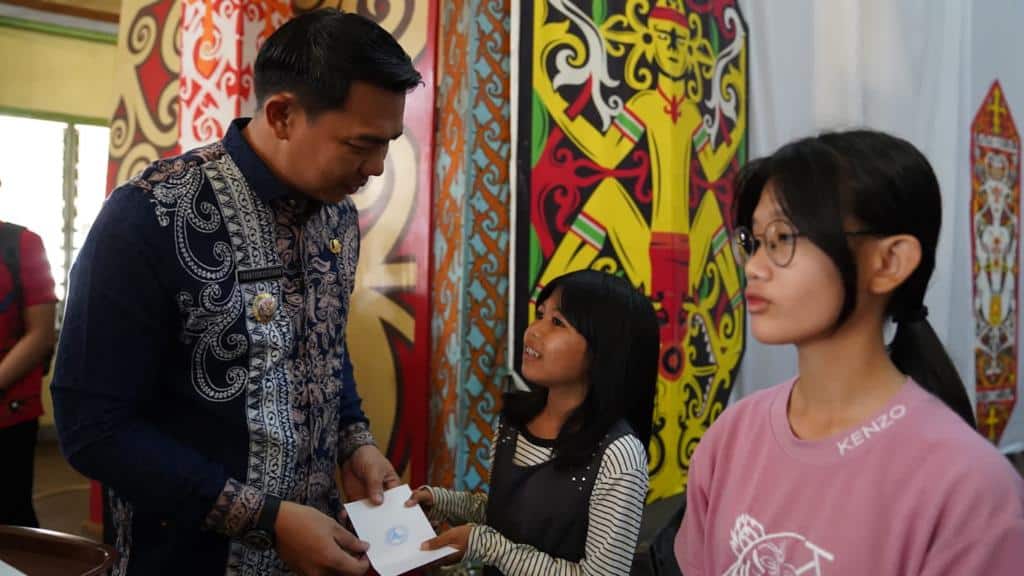 Bupati Kapuas Hulu, Fransiskus Diaan menyalurkan santunan kepada 718 anak yatim piatu dan kaum papa Katolik, Jumat (16/12/2022). (Foto: Ishaq)