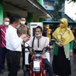 Wali Kota Pontianak, Edi Rusdi Kamtono menyerahkan sepeda listrik yang dilengkapi etalase mini kepada warga penyandang disabilitas untuk berjualan makanan ringan beberapa waktu silam. (Foto: Prokopim For KalbarOnline.com)