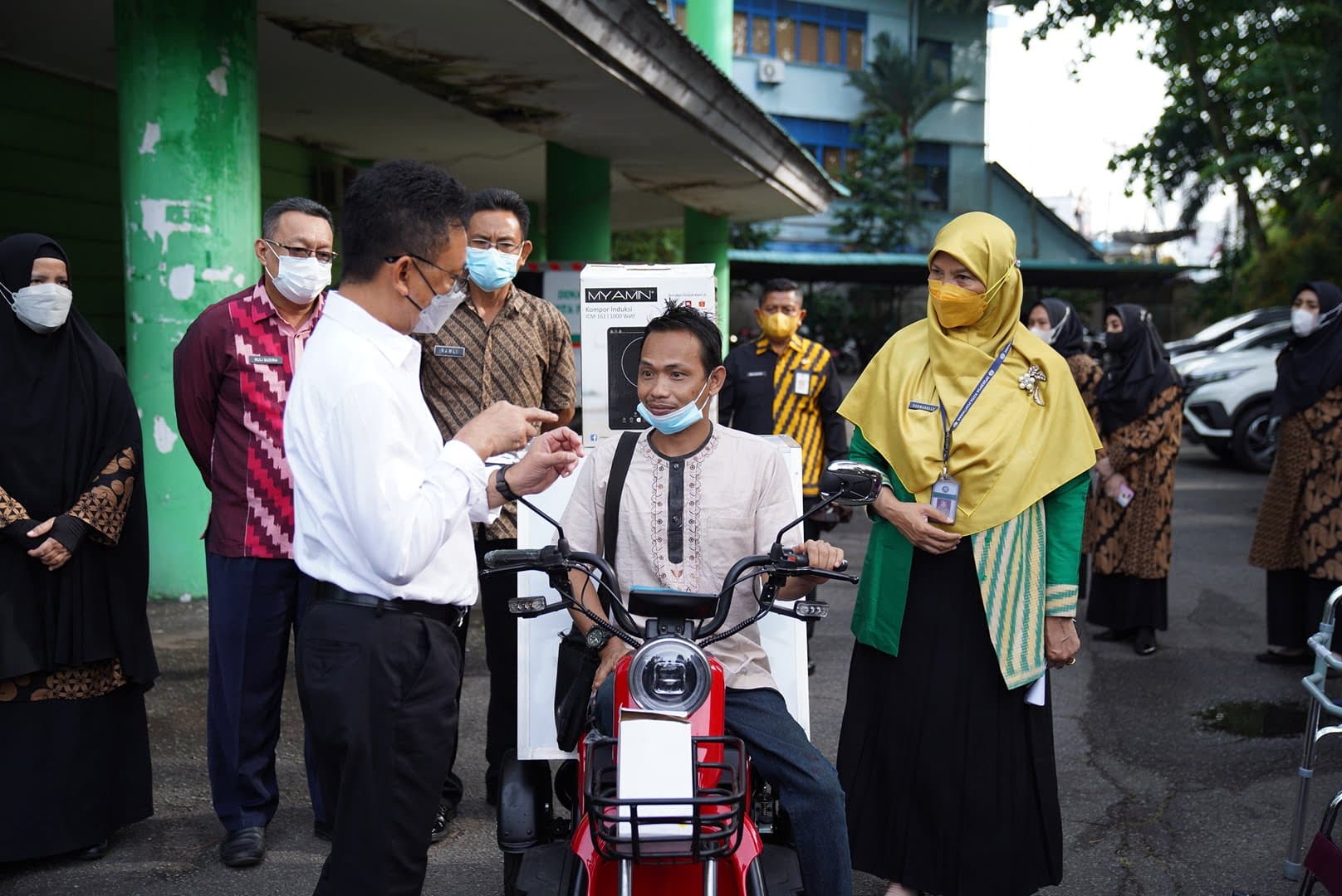 Wali Kota Pontianak, Edi Rusdi Kamtono menyerahkan sepeda listrik yang dilengkapi etalase mini kepada warga penyandang disabilitas untuk berjualan makanan ringan beberapa waktu silam. (Foto: Prokopim For KalbarOnline.com)