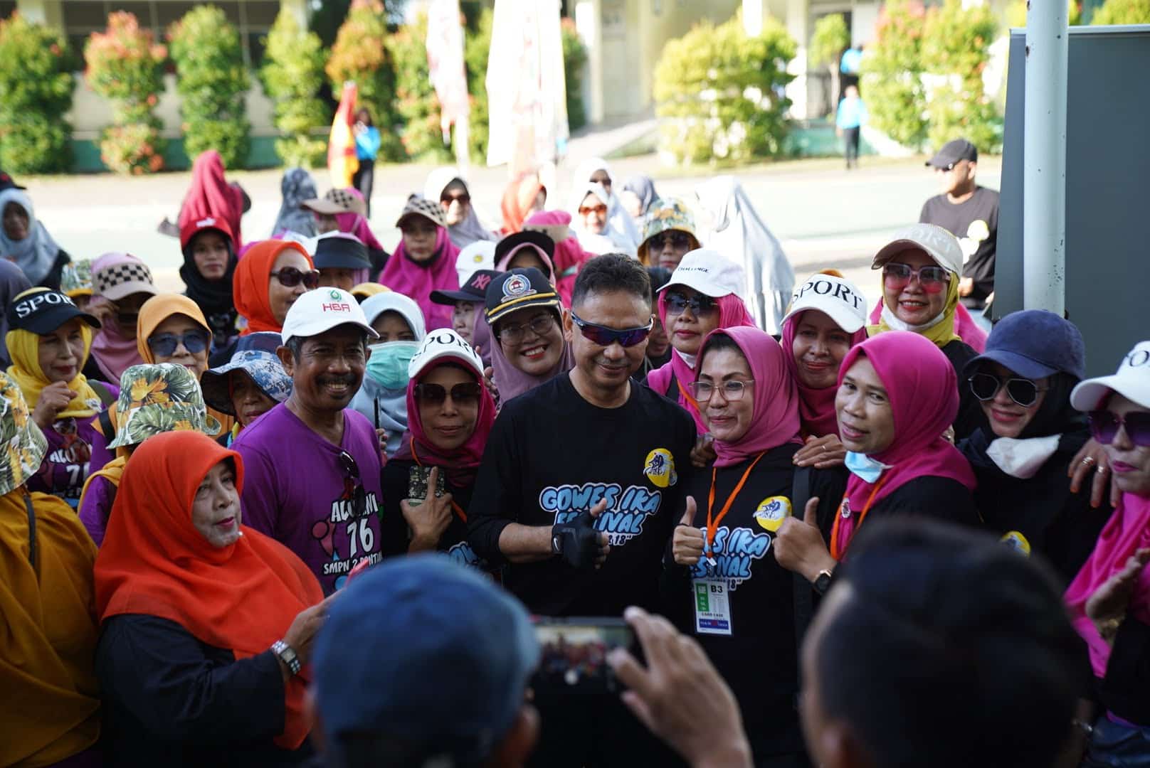 Wali Kota Pontianak, Edi Rusdi Kamtono berfoto bersama para alumni SMPN 2 peserta gowes. (Foto: Prokopim For KalbarOnline.com)