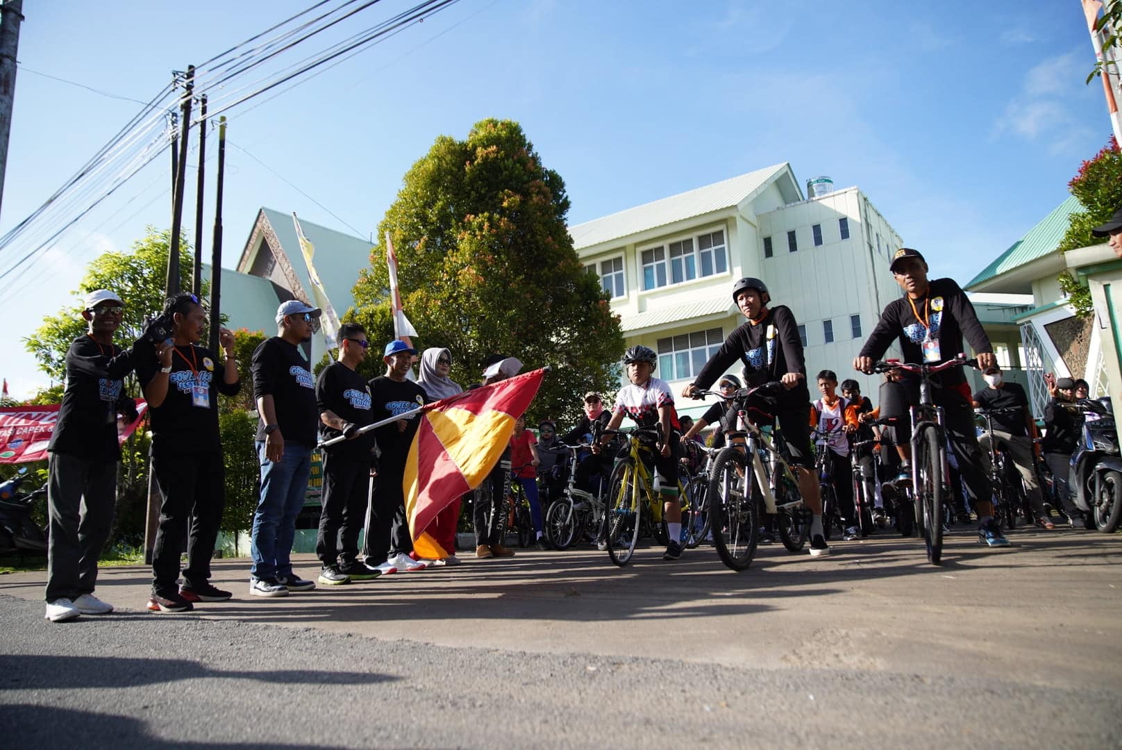 Wali Kota Pontianak, Edi Rusdi Kamtono mengibaskan bendera start melepas peserta Gowes Alumni SMPN 2 Pontianak. (Foto: Prokopim For KalbarOnline.com)