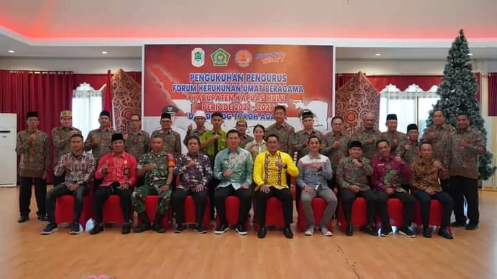 Bupati Kapuas Hulu, Fransiskus Diaan foto bersama para pengurus FKUB Kabupaten Kapuas Hulu masa masa bakti 2022 - 2027. (Foto: Facebook Fransiskus Diaan)