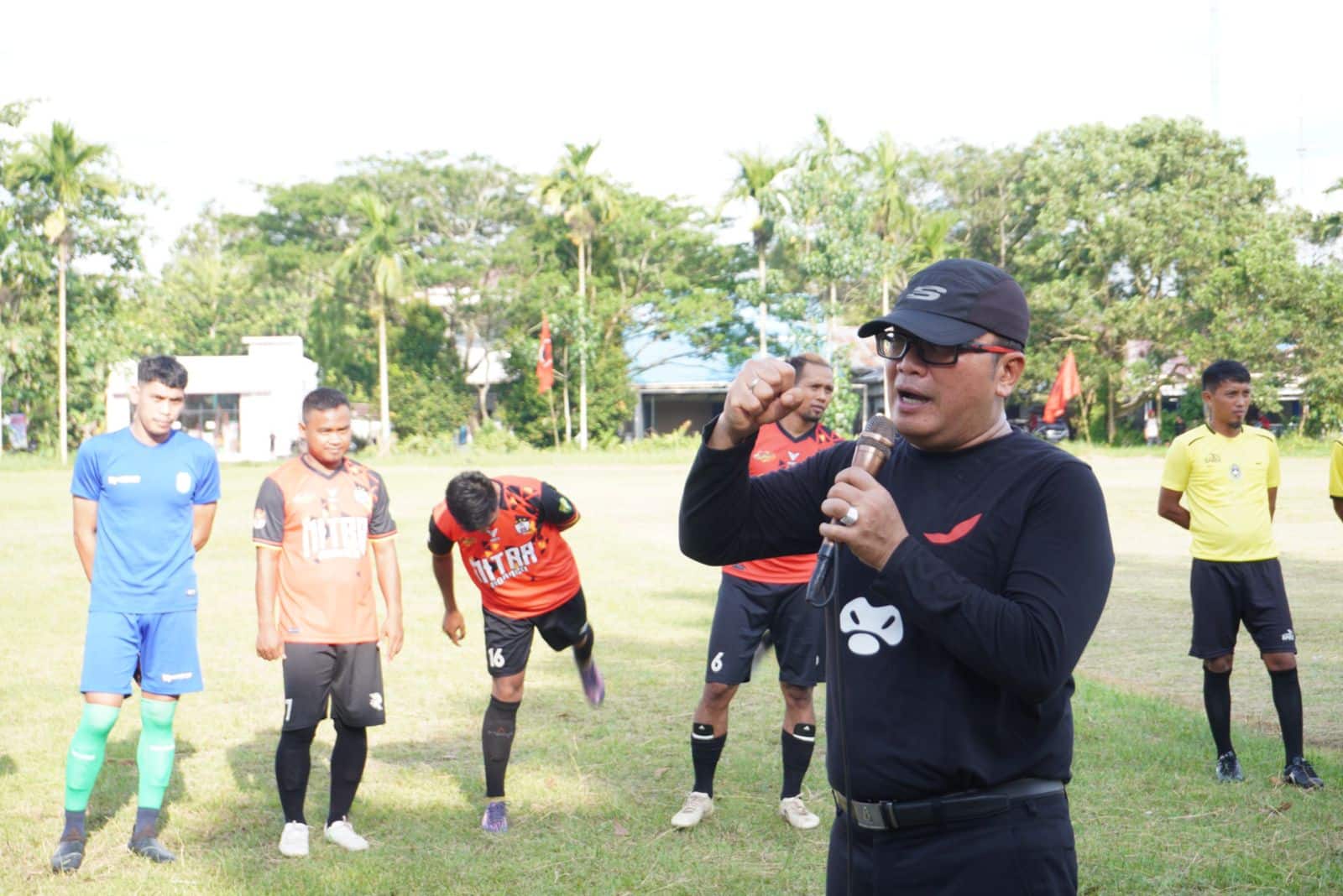 Wakil Bupati Kubu Raya, Sujiwo (baju hitam) saat memberikan motivasi dalam sebuah event kejuaraan. (Foto: Jauhari)
