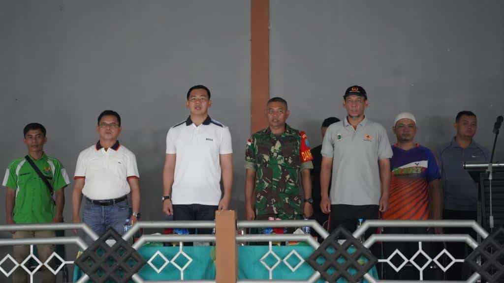Bupati Kapuas Hulu, Fransiskus Diaan menghadiri penutupan Kejuaraan Badminton se-Kapuas Hulu. (Foto: Ishaq)