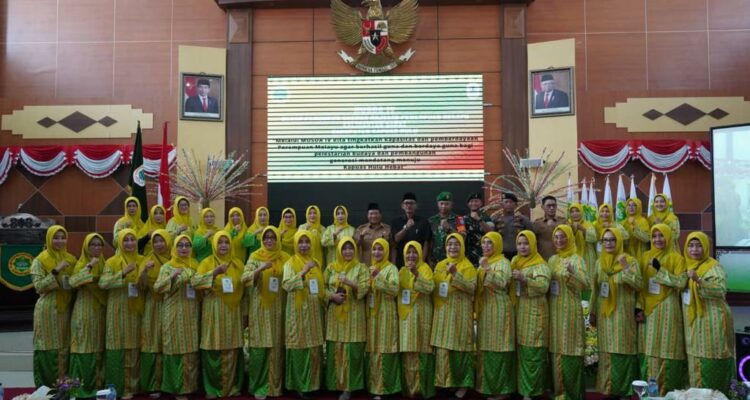 Sekda Kapuas Hulu, Mohd Zaini foto bersama peserta Musda IV DPD MPM Kalimantan Barat Kabupaten Kapuas Hulu tahun 2022, di Gedung DPRD Kapuas Hulu. (Foto: Ishaq)